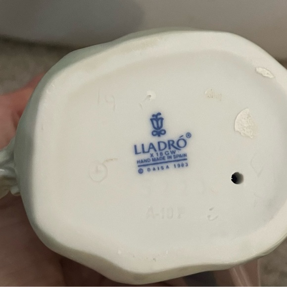 LLADRO Linda Con Maceta Spring is Coming - Picture 6 of 14